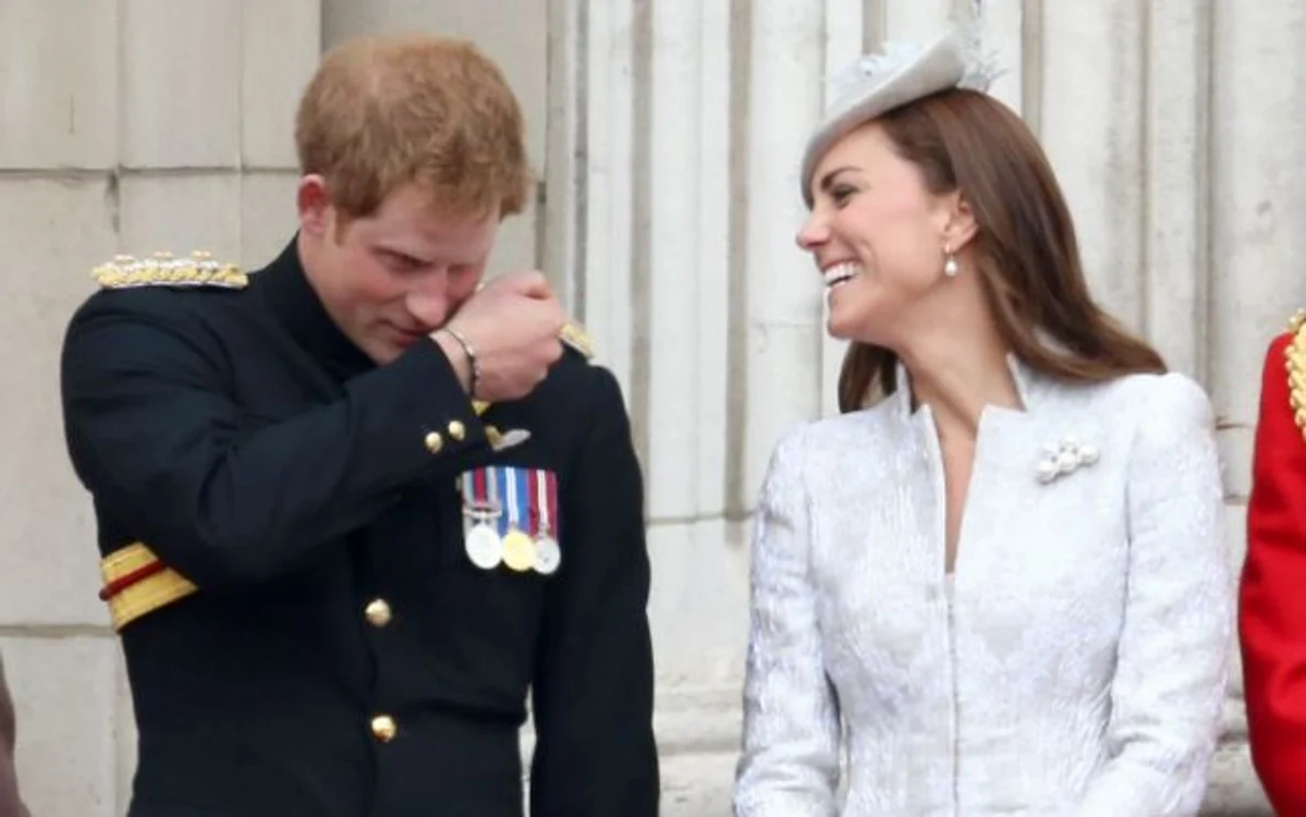 Prinţul Harry alături de cumnata sa, Ducesa de Cambridge Kate Middleton la parada militară de la Palatul Buckingham FOTO: Daily Mail