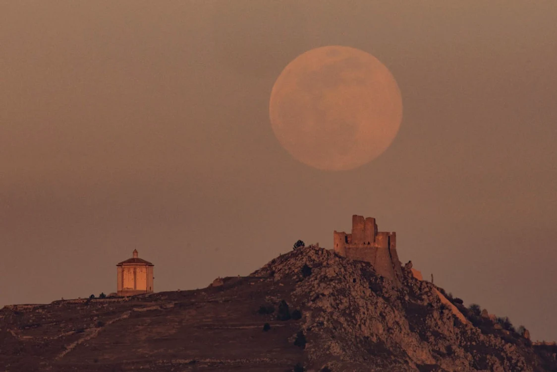 Superluna Roz este un fenomen astronomic spectaculos și rar