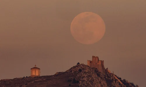 Superluna Roz este un fenomen astronomic spectaculos și rar jpeg