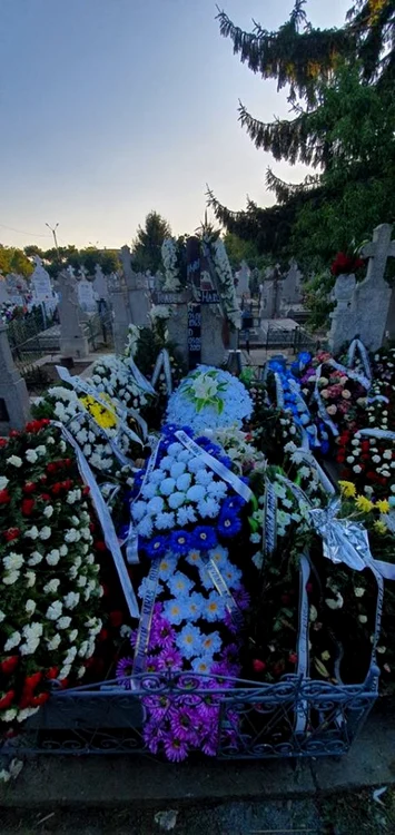 Mormântul acoperit de coroane şi flori al lui Marcel Toader