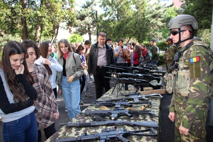 Copiii au fost fascinaţi de arme