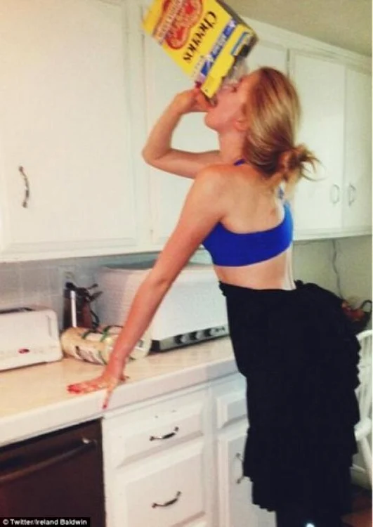 ireland baldwin, fiica lui kim basinger si alec baldwin