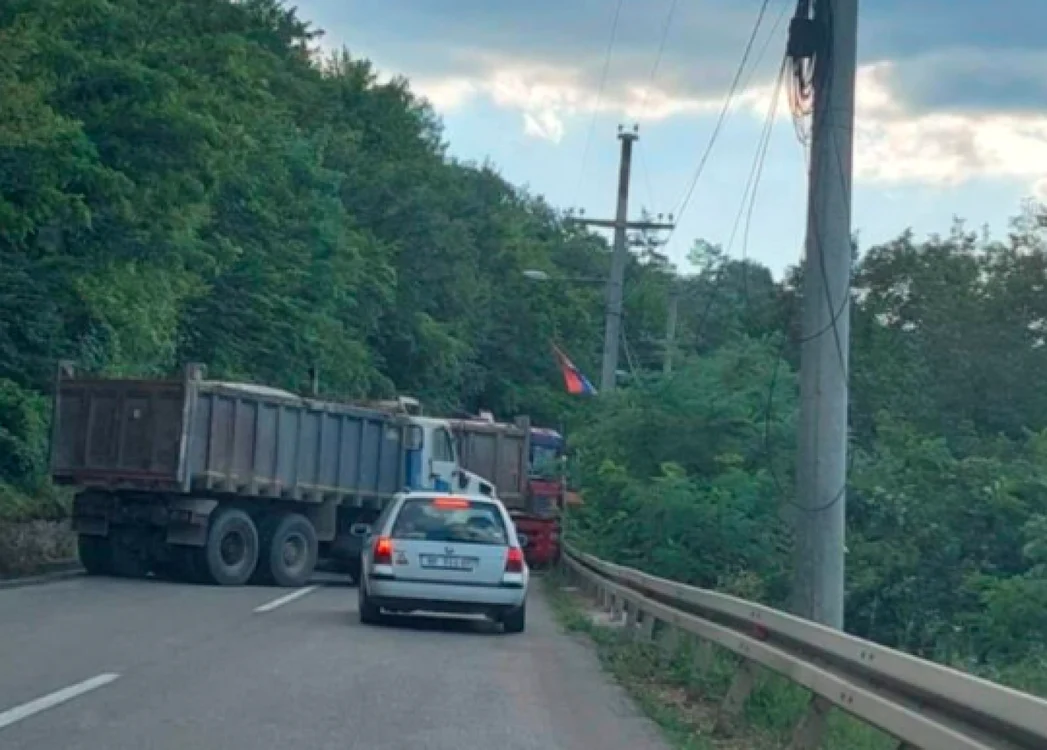 sârbi kosovari au blocat drumurile care duc la punctele de trecere Jarinje şi Brnjak  Foto Twitter
