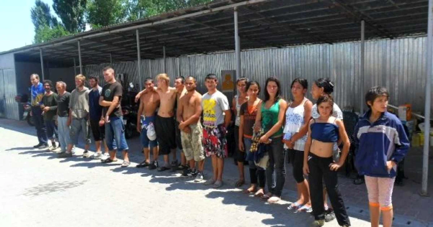 Cerșetorii sunt aliniați în curtea Poliției Locale