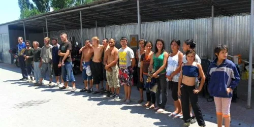 Cerșetorii sunt aliniați în curtea Poliției Locale