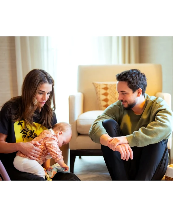 Regina Rania cu nepoata Iman și fiul Hussein, Instagram jpg