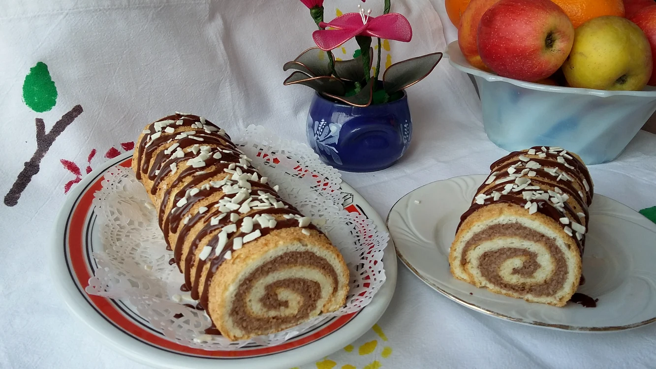 Ruladă cu cremă de cocos şi ciocolată