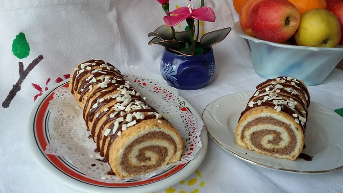 Ruladă cu cremă de cocos şi ciocolată