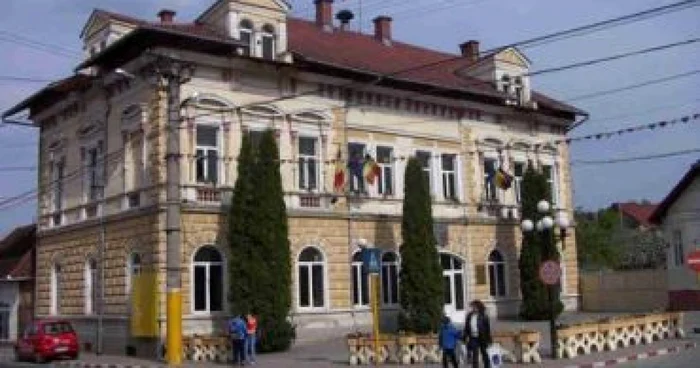 Braşov: Foştii edili ai Săcelelui, acuzaţi că au făcut afaceri cu terenuri