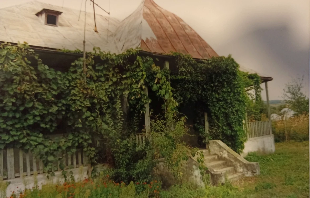 Casa in care a functionat Dispensarul de la Filipeni napadita de buruieni dupa 30 de ani foto arhiva personala Viorel Patrascu