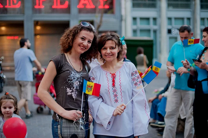 De Sânzenii, organizatorii şi-au propus să "îmbrace toată planeta în ie" FOTO: Biroul pentru Relaţii cu Diaspora