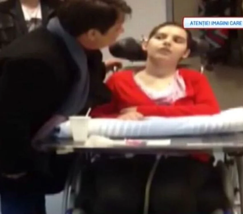 Ioana Condea s-a plimbat pe holuri spitalului din Koln într-un cărucior cu rotile