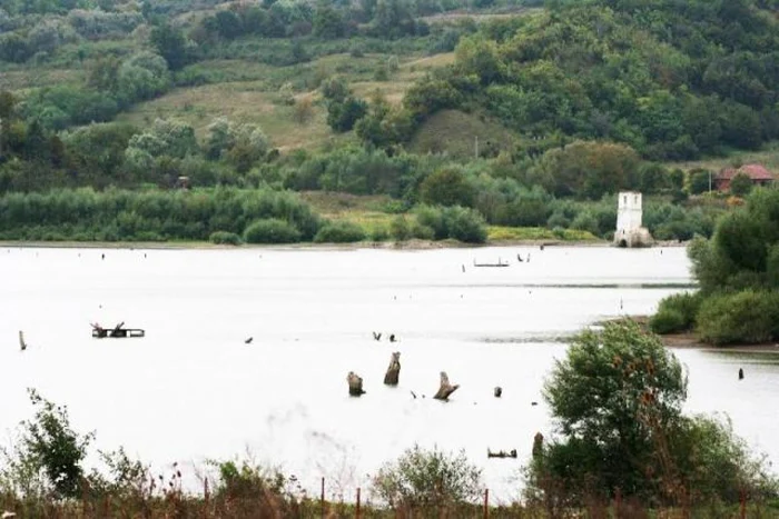 Lacul Bezid care a înghiţit un sat cu 180 de case