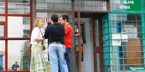 Aşteaptă să fie prins hoţul care a prădat-o în casa de schimb valutar