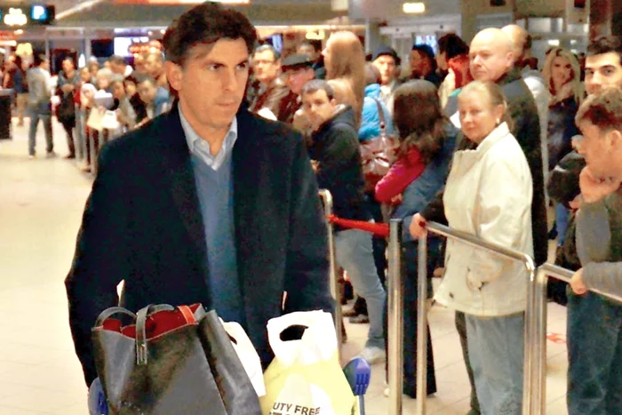 Consilierul UEFA a adus de la Nyon plase întregi de jucării şi dulciuri pentru nepoţii săi