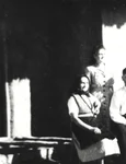 Deportați din Beba Veche în Bărăgan, în fața casei neterminate - septembrie 1951 (© deportatiinbaragan.ro)