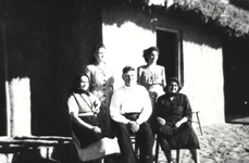 Deportați din Beba Veche în Bărăgan, în fața casei neterminate - septembrie 1951 (© deportatiinbaragan.ro)