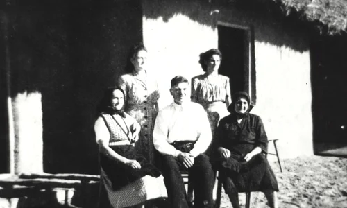 Deportați din Beba Veche în Bărăgan, în fața casei neterminate - septembrie 1951 (© deportatiinbaragan.ro)
