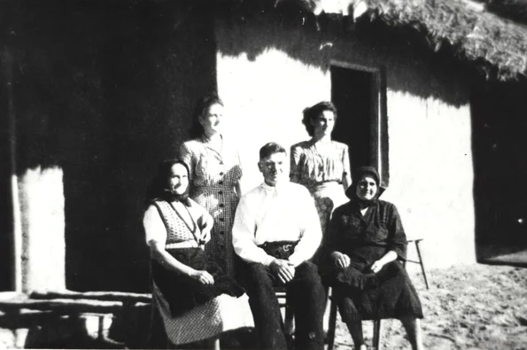 Deportați din Beba Veche în Bărăgan, în fața casei neterminate - septembrie 1951 (© deportatiinbaragan.ro)