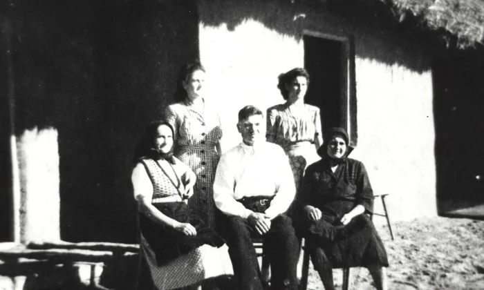 Deportați din Beba Veche în Bărăgan, în fața casei neterminate - septembrie 1951 (© deportatiinbaragan.ro)