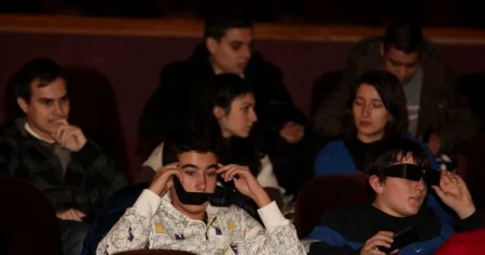 Filmul este proiectat de 3 ori de zi