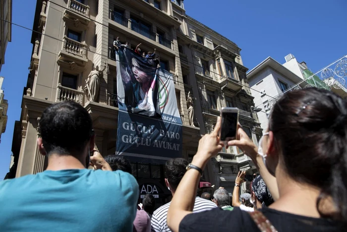 Proteste în faţa baroului din Istanbul după moartea avocatei Ebru Timtik 28 august 2020 FOTO EPA-EFE