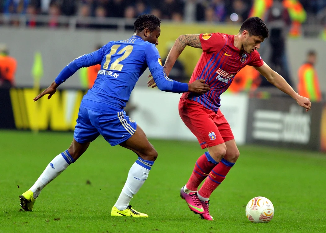 Obi Mikel şi Cristian Tănase, în turul Steaua - Chelsea FOTO Răzvan Păsărică/Rpressport