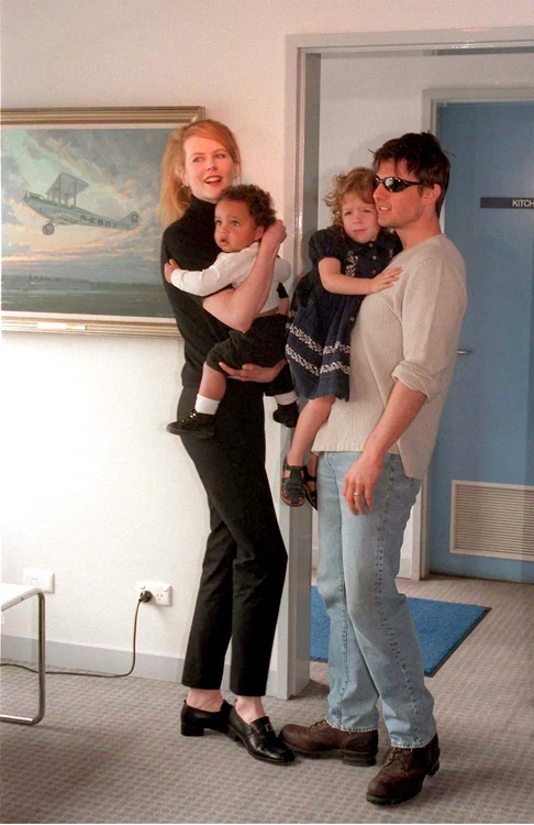 Împreună cu celebrii părinţi, Nicole Kidman şi Tom Cruise, şi fratele pe când erau fericiţi
