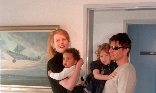 Împreună cu celebrii părinţi, Nicole Kidman şi Tom Cruise, şi fratele pe când erau fericiţi jpeg