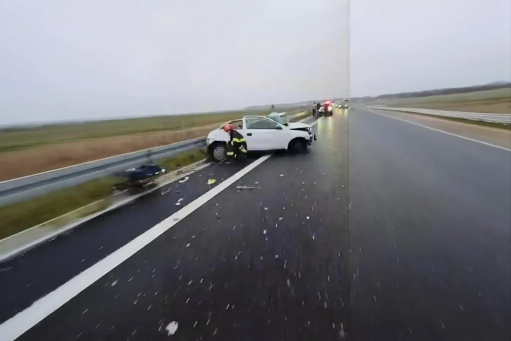 Un autocar cu 38 de copii s-a răsturnat pe Drumul Expres Pitești-Craiova, după ce a lovit un autoturism oprit, nesemnalizat