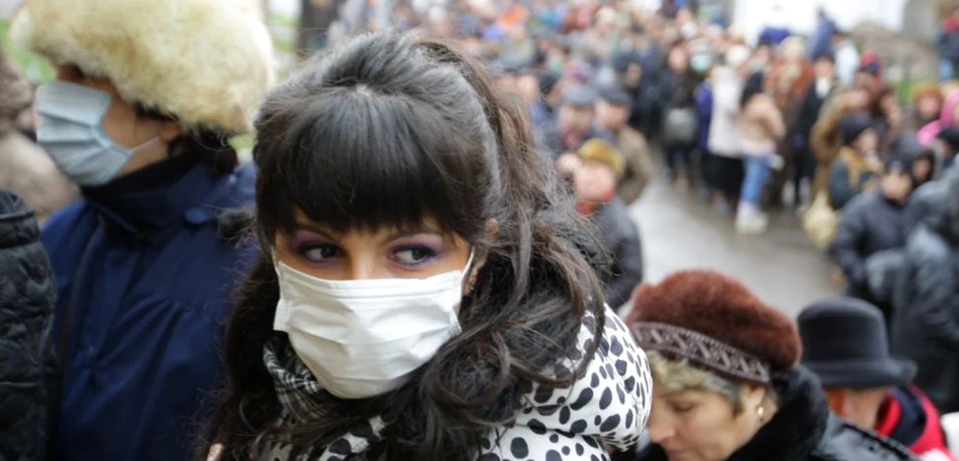 În lipsa unui vaccin împotriva noului coronavirus, purtarea măştilor tinde să devină obligatorie