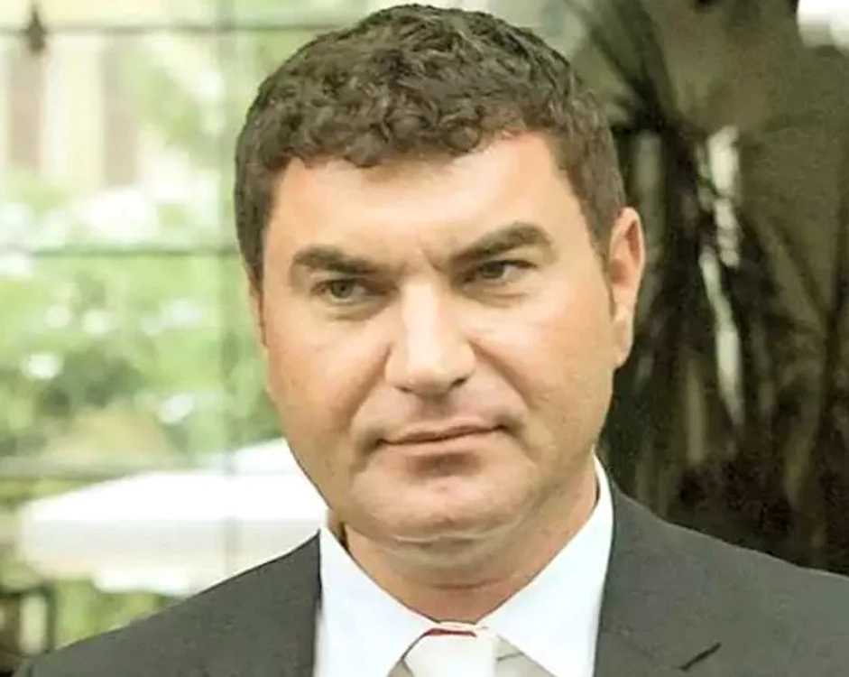 
    Cristi Borcea se află în acest moment în puşcărie, unde îşi ispăşeşte pedeapsa primită în ”Dosarul Transferurilor”. Chiar şi privat de libertate, tot n-a scăpat de scandalurile cu amantele  