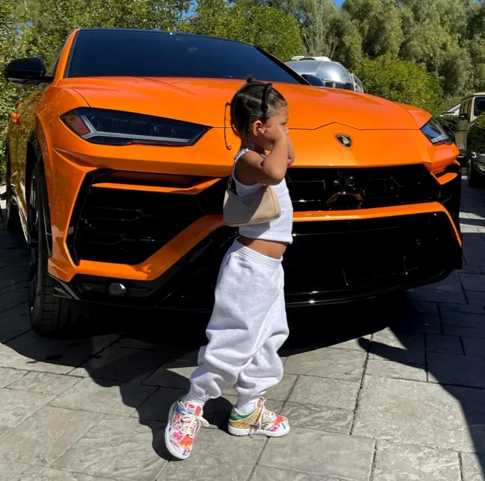 Stormi  e îndrăgostită  de Lamborghini  Aventador. Fotografii: Instagram