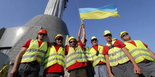 tridentul ucrainean inlocuieste stema sovietica pe monumentul Patria Mama din Kiev Foto EPA EFE jpg