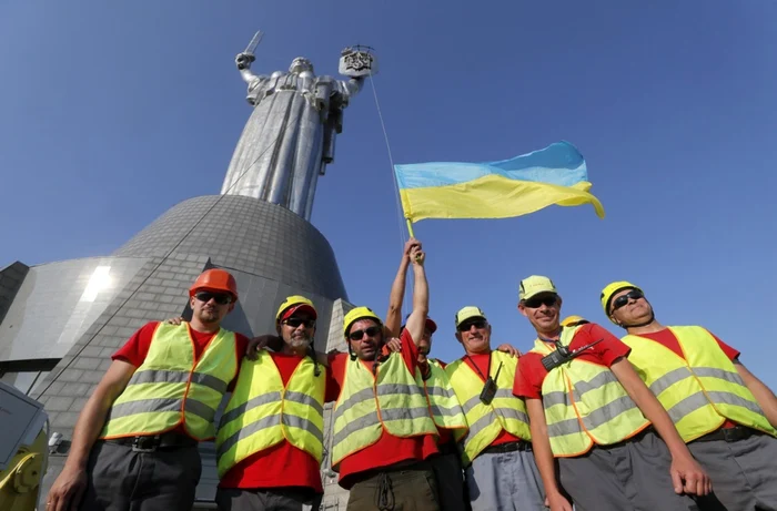 Tridentul ucrainean a fost atașat la scutul de pe monument FOTO EPA EFE