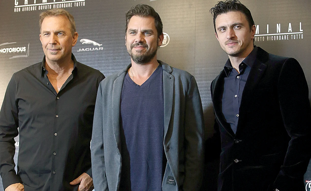 Kevin Costner, regizorul Ariel Vromen și românul Dragoș Săvulescu (dreapta), la premiera filmului “Criminal”, la Roma