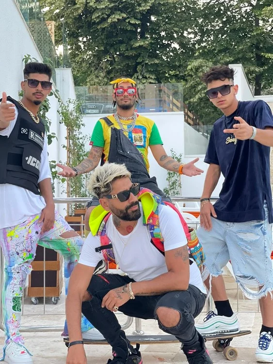 
    Connect-R s-a împrietenit cu trei băieți  și a format trupa Ghetto Gang  