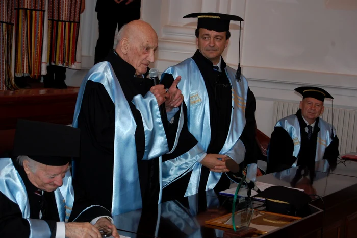 Profesorul Neagu Djuvara, Doctor Honoris Causa al Universităţii "Dunărea de Jos" din Galaţi Foto: Marius Mototolea