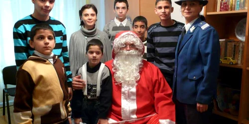 Moş Crăciun a încăput pe mâna jandarmilor. FOTO: JANDARMERIA BRĂILA