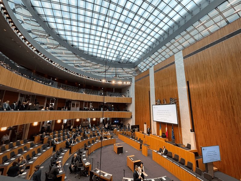 Mai mulți parlamentari austrieci au părăsit sala în momentul discursului lui Zelenski. Ce au lăsat pe pupitre VIDEO