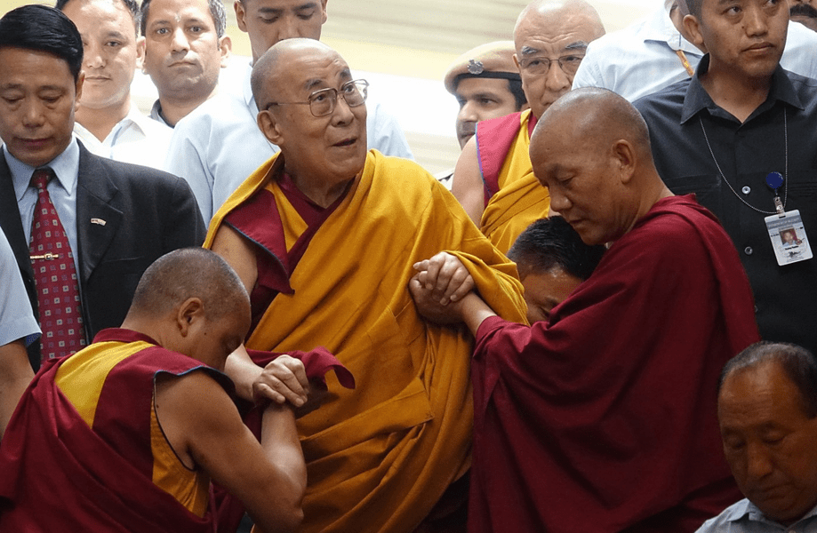 Prima imagine cu băiatul numit de Dalai Lama reîncarnarea celui de-al treilea lider spiritual al budismului