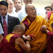 Liderul spiritual Tibetan Dalai Lama soseşte pentru un curs de trei zile la templul budist principal Tsuglagkhang de la McLeod Ganj lângă Dharamsala India FOTO EPA-EFE / Sanjay Baid