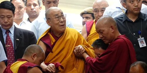 Liderul spiritual Tibetan Dalai Lama soseşte pentru un curs de trei zile la templul budist principal Tsuglagkhang de la McLeod Ganj lângă Dharamsala India FOTO EPA-EFE / Sanjay Baid