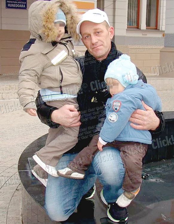 Iulian (38 de ani), alături de cei doi fii, de 3 şi respectiv 4 ani (fotografii: arhiva personală)