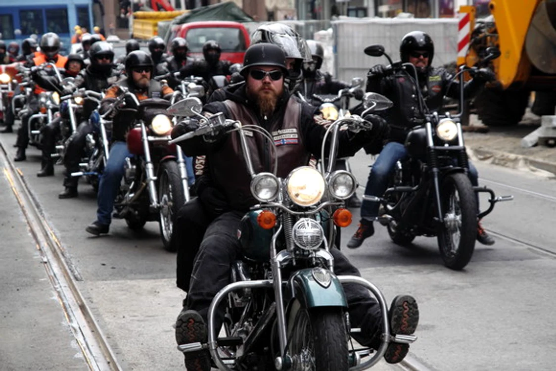 
    În SUA, gruparea  „Hells Angels” e  socotită „sindicat  de crimă organizată”  