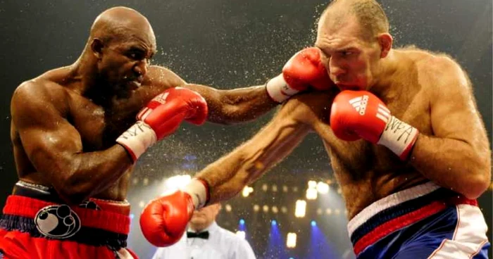 Holyfield (stânga) în meciul pierdut cu rusul Valuev