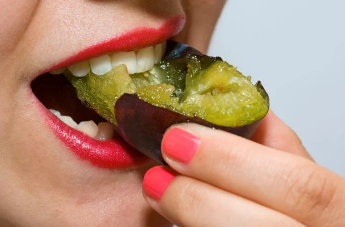 
    Prunele conţin vitamine şi minerale de care organismul are nevoie pentru a funţiona corect şi a fi sănătos  