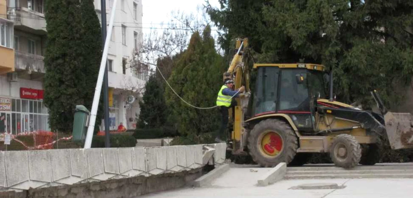 Unul din muncitori dădea cablul la o parte