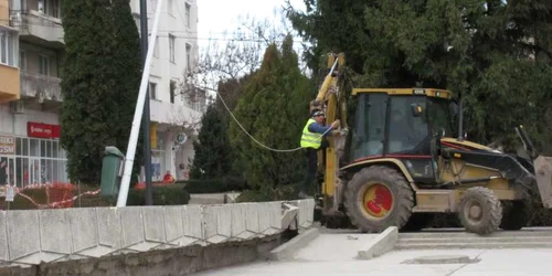 Unul din muncitori dădea cablul la o parte