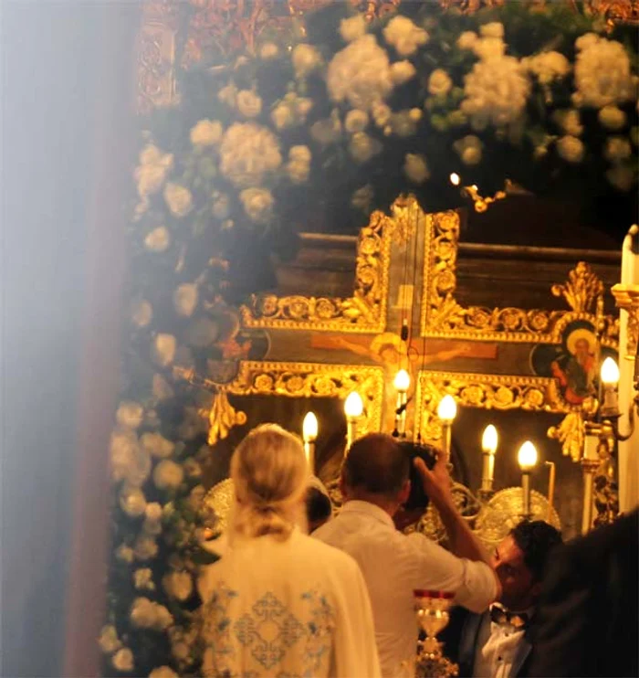 
    Pepe şi-a sărutat soţia pe treptele bisericiiFoto Captură Pro Tv  